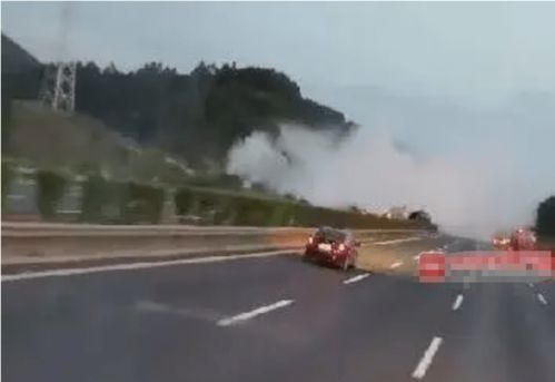 廣西高速突發(fā)危化品泄漏事故 油罐車側(cè)翻腐蝕品外泄，應(yīng)急處置全面展開