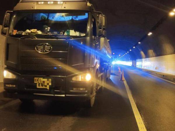 危化品車隧道內(nèi)拋錨，司機(jī)淡定自修，監(jiān)控天眼及時(shí)發(fā)現(xiàn)消隱患